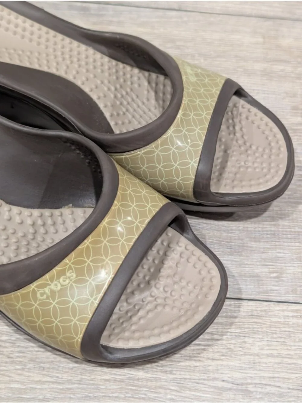 Crocs Womens Sassari Green Brown Slip On Wedge Heel Comfort Sandal Open Toe Sz 6
